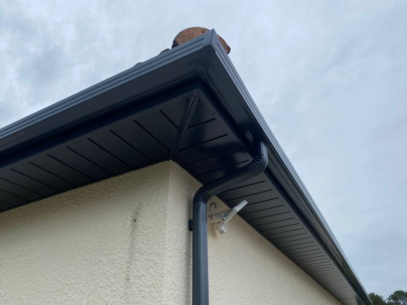 Gouttière aluminium continue posée sous toiture