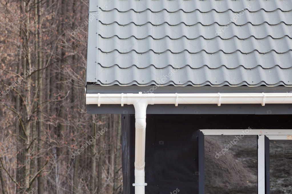 Détail de gouttière en zinc sur rive de toit