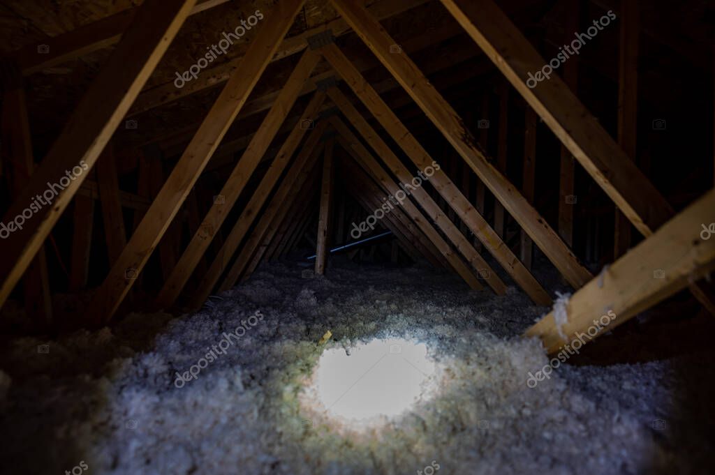 Soufflage d’isolant en combles perdus